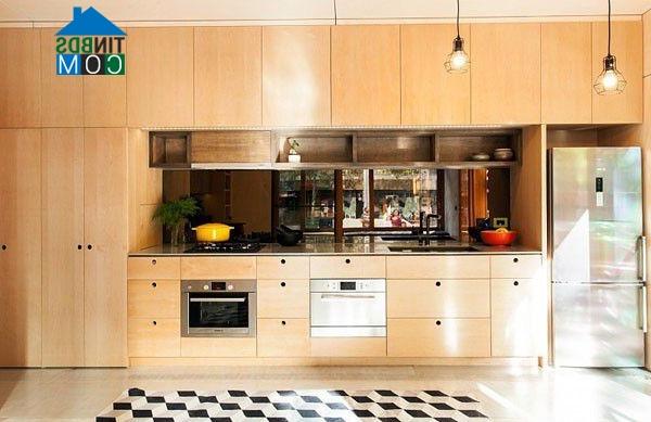 Phòng bếp sử dụng gỗ màu sáng tạo cảm giác thoáng đãng