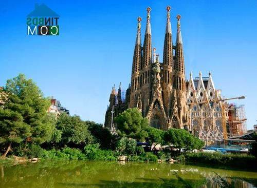 Ảnh Ngắm nhà thờ Sagrada Familia – Tây Ban Nha