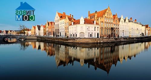 Ảnh Ngắm những công trình kiến trúc tuyệt đẹp ở Bruges sau cơn mưa