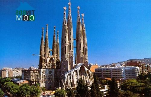 Ảnh Ngắm nhà thờ Sagrada Familia – Tây Ban Nha