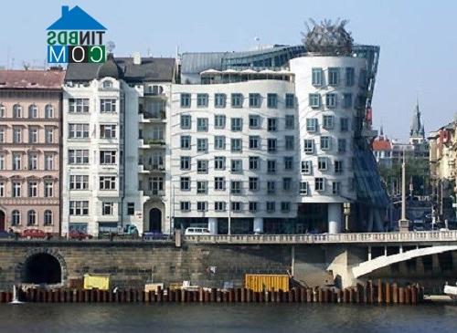 Ảnh Chiêm ngưỡng đường cong táo bạo của công trình Dancing house