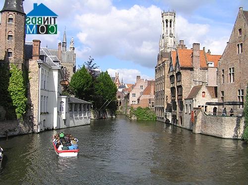 Ảnh Ngắm những công trình kiến trúc tuyệt đẹp ở Bruges sau cơn mưa