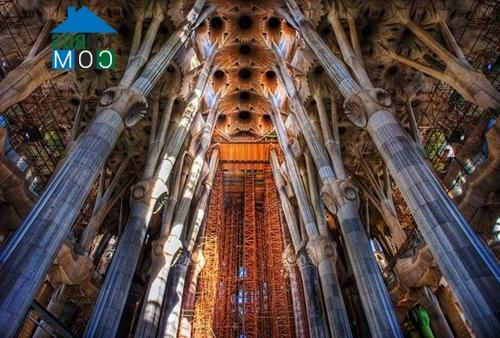 Ảnh Ngắm nhà thờ Sagrada Familia – Tây Ban Nha