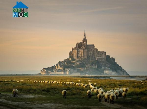 3. Lâu đài Mont-Saint Michel, Pháp.