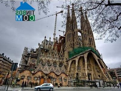 Ảnh Ngắm nhà thờ Sagrada Familia – Tây Ban Nha