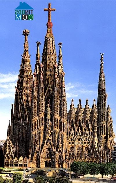 Ảnh Ngắm nhà thờ Sagrada Familia – Tây Ban Nha