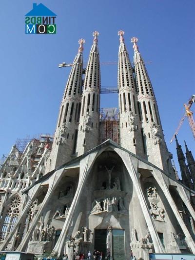 Ảnh Ngắm nhà thờ Sagrada Familia – Tây Ban Nha