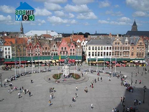 Ảnh Ngắm những công trình kiến trúc tuyệt đẹp ở Bruges sau cơn mưa