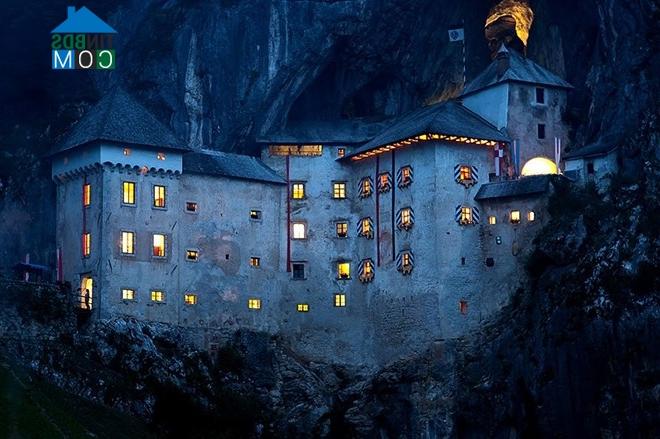 Ảnh Kiến trúc bí ẩn của lâu đài cổ ở Slovenia