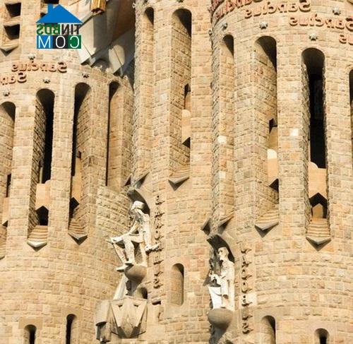 Ảnh Ngắm nhà thờ Sagrada Familia – Tây Ban Nha