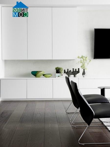 Sàn nhát lát gỗ tự nhiên màu ghi xám giúp nổi bật nền tường trắng sáng