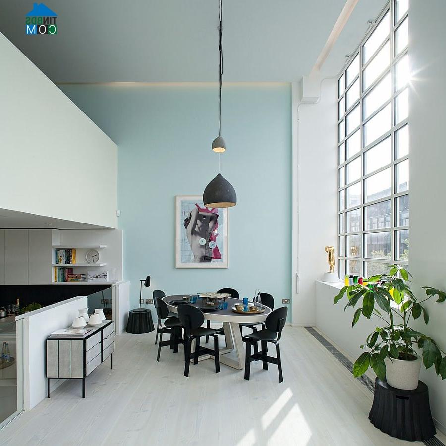 Phòng ăn thoải mái với màu xanh pastel và màu trắng