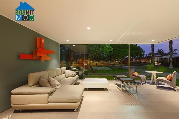 Khi cần sự riêng tư, chủ nhân có thể hạ những rèm cửa màu tối trong căn hộ