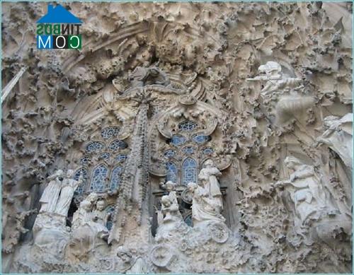 Ảnh Ngắm nhà thờ Sagrada Familia – Tây Ban Nha