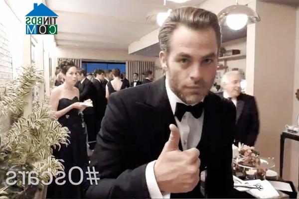 Trong khu phòng khách có sự hiện diện của nam diễn viên Chris Pine