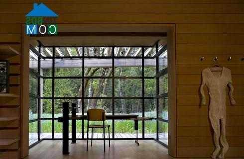 Ảnh Ngôi nhà thủy tinh hiện đại trên đồng cỏ xanh