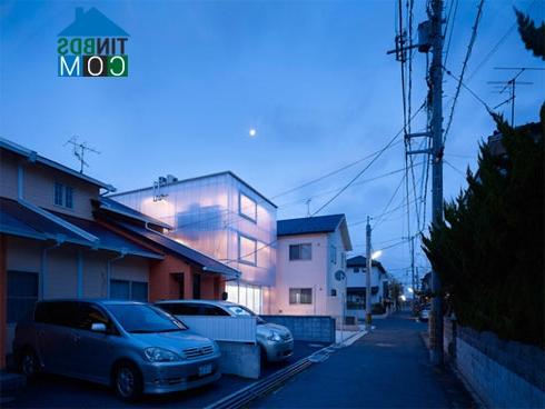 Ảnh Nhà hộp Nhật Bản bừng sáng trong đêm