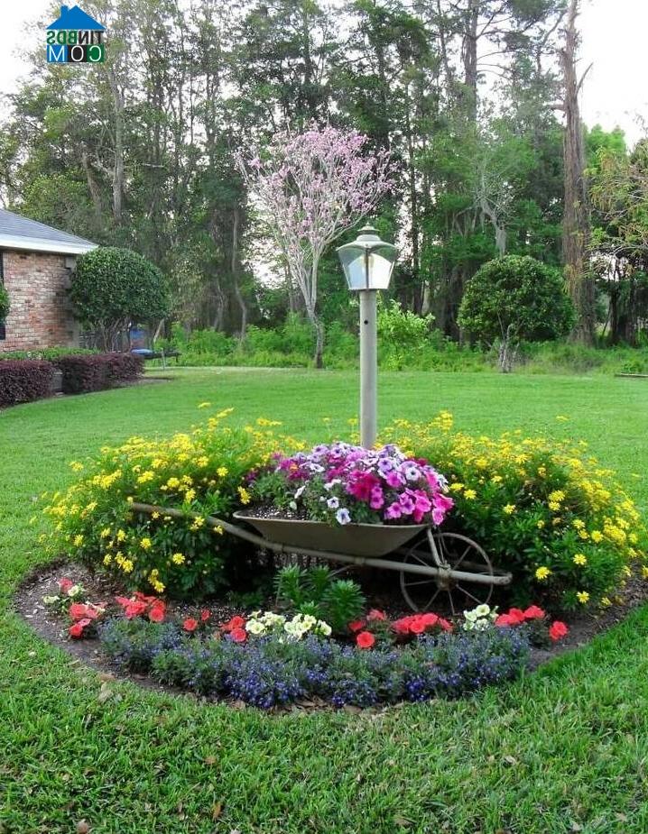 Với hoa lá bao quanh chiếc xe cút kít, góc vườn thật lãng mạn