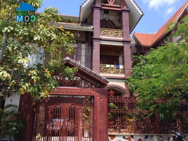 Ảnh Cổng sắt sang trọng, giá hàng trăm triệu của những biệt thự ở Hà Nội