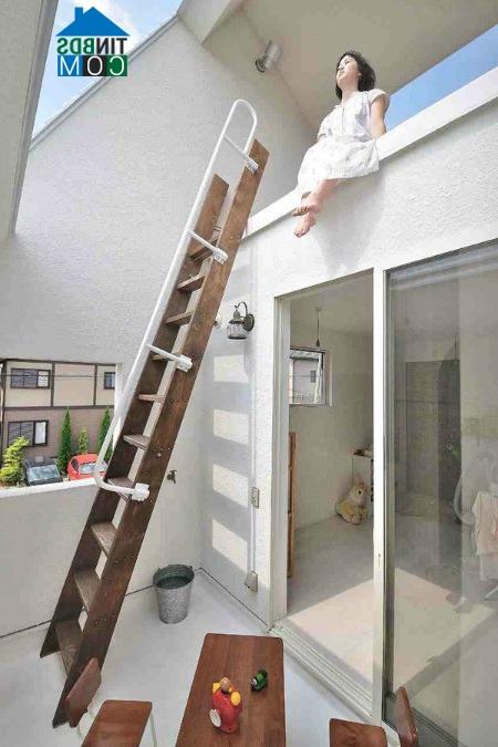 Ảnh Kiến trúc nhà mái dốc ấn tượng với nhiều của sổ