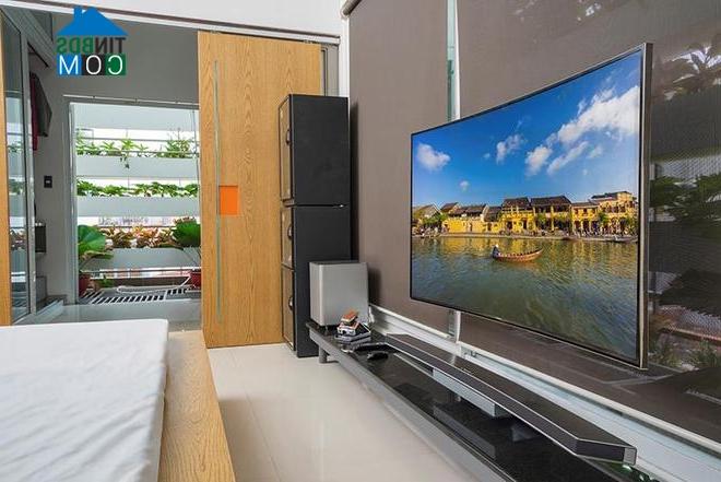 Phòng tắm cũng hướng ra khoảnh sân đầy cây xanh