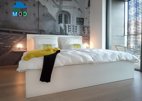 Ánh sáng từ chiếc đèn ngủ khiến căn phòng quyến rũ hơn