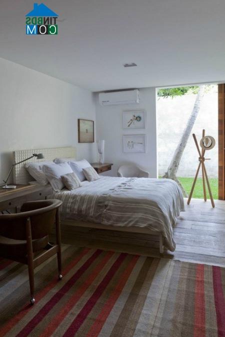 Với sắc trắng kết hợp với họa tiết kẻ sọc của ga trải giường và thảm, căn phòng ngủ nhỏ xinh