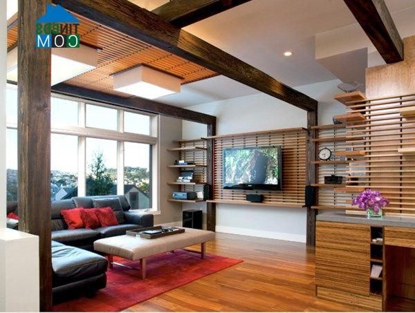 Các ô cửa kính rộng mang lại ánh sáng tự nhiên cho ngôi nhà