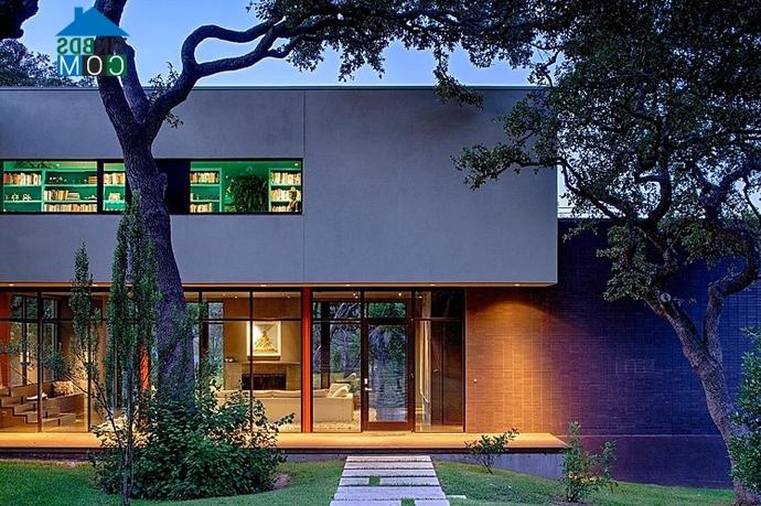 Ảnh Ngôi nhà đẹp trau chuốt giữa những tán sồi tại Texas