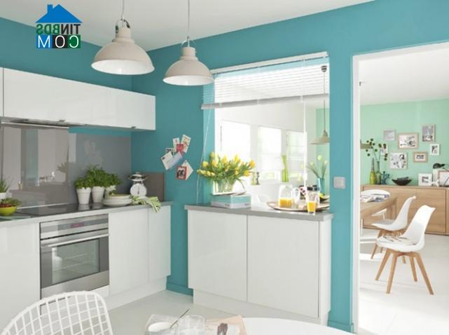 Màu xanh ngọc lam khiến phòng bếp trở nên hiện đại hơn