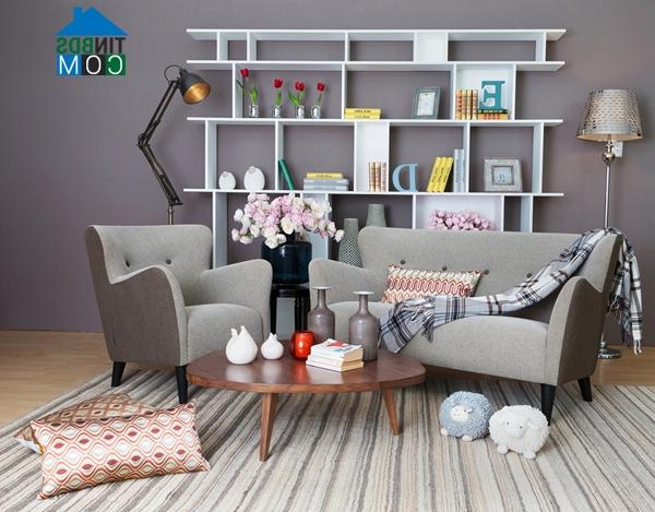 Ảnh Phòng khách cổ điển với sofa màu nâu trầm