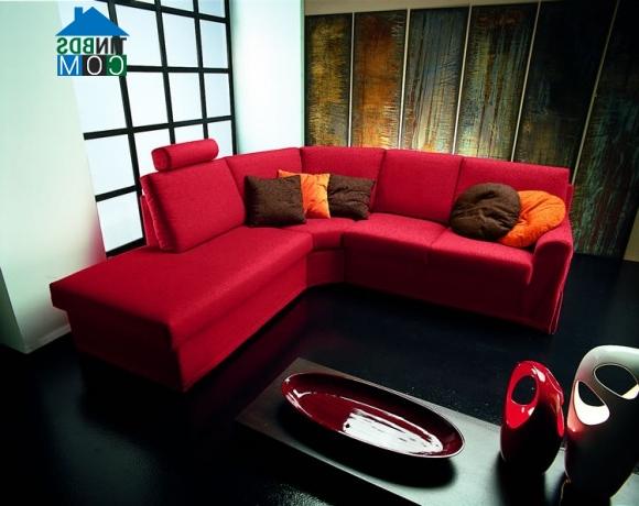 Ảnh Phòng khách cá tính với sofa đỏ