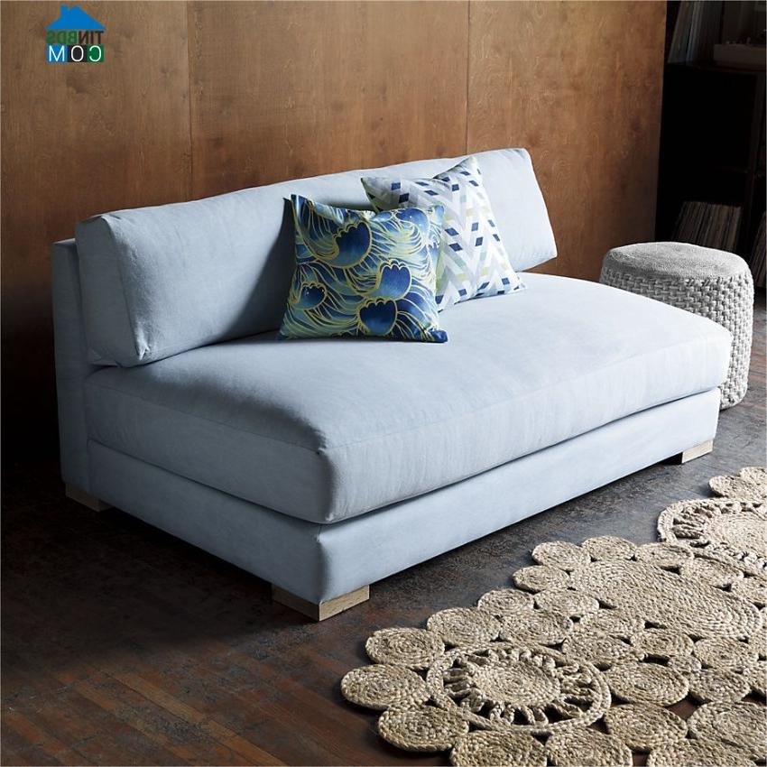 Căn phòng bớt ngột ngạt với một chiếc sofa màu mát mẻ, nhẹ nhàng