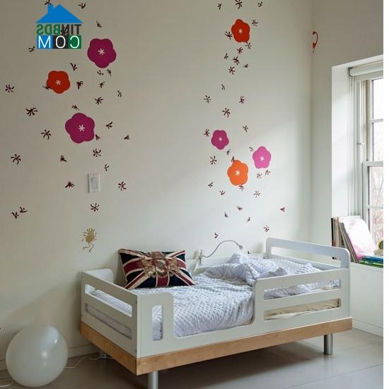 Một vài bông hoa nhỏ trên tường cũng đủ giúp cho phòng ngủ thêm tươi mới vào mùa hè