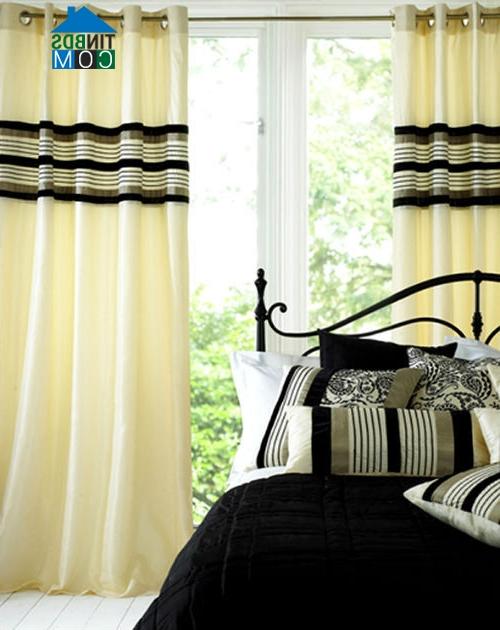 Tấm rèm cửa có họa tiết đồng bộ với ga và áo gối tạo nên một tổng thể hài hòa cho phòng ngủ