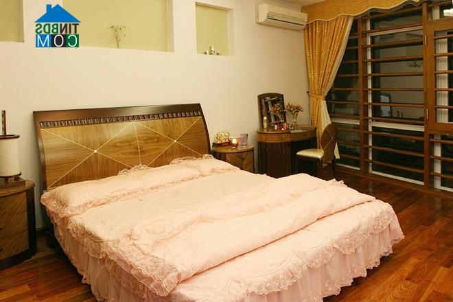 Ảnh Ngắm ngôi nhà độc đáo có cầu thang nằm dưới giếng trời