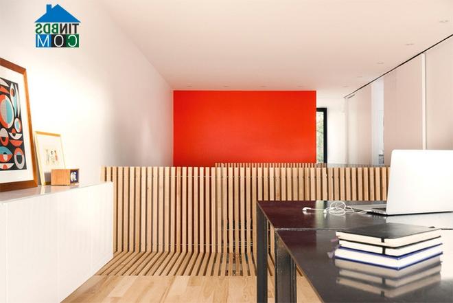 Ảnh Không gian tràn ngập ánh sáng từ nhà cũ nát