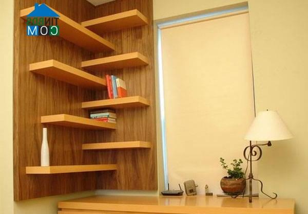 Kệ góc làm bằng gỗ với những tấm ván đan xen bắt mắt, độc đáo