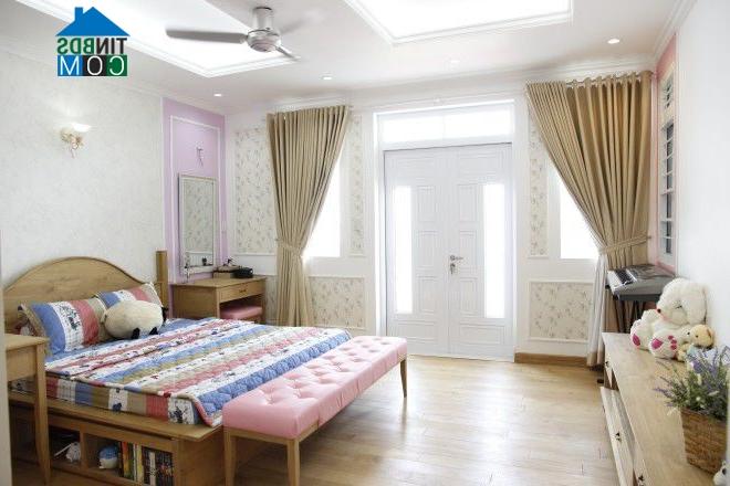 Thiết kế phòng ngủ con gái có tông màu trắng hồng tươi tắn