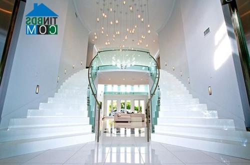Ảnh Cầu thang đẹp với nghệ thuật chiếu sáng