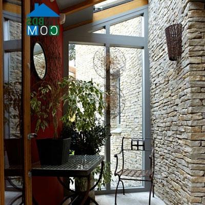 Ảnh Sử dụng vật liệu kính, thủy tinh, pha lê trang trí nhà