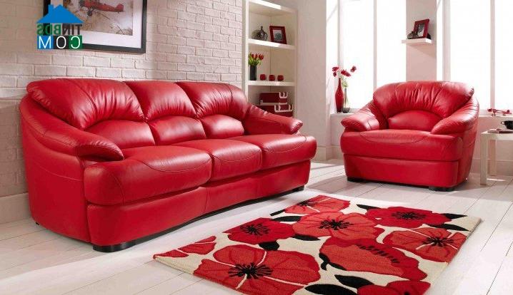 Thảm sàn phòng khách với họa tiết hoa đỏ rực rỡ kết hợp ăn ý với ghế sofa