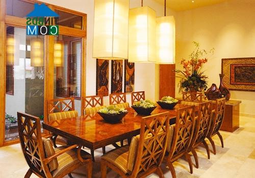 Ảnh Phòng ăn hiện đại, ấm áp vối đèn chiếu sáng