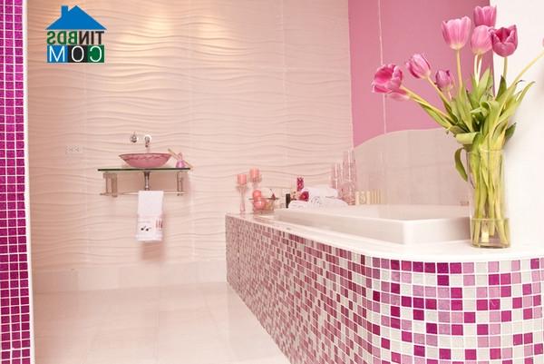 Phòng tắm nổi bật, rực rỡ với sắc hồng đương đại