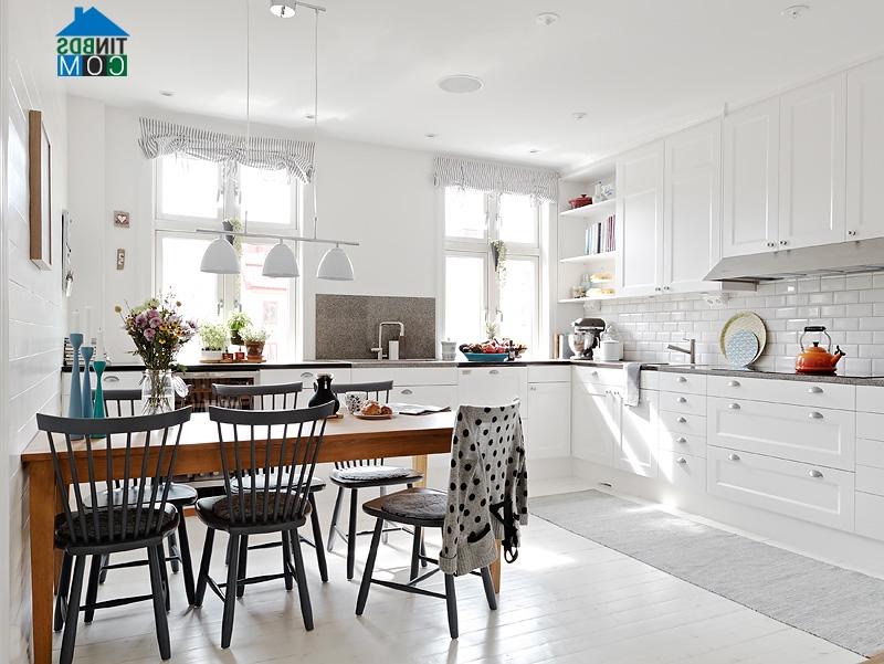 Nhà bếp thoáng đẹp với tông màu trắng.