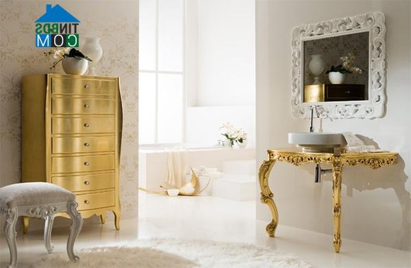 Phòng tắm theo phong cách Ba-rốc, Phục Hưng Ý cũng vô cùng hợp giơ với màu vàng, bạc quyền lực
