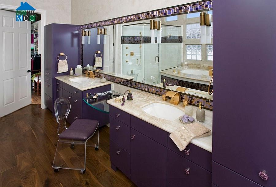 Màu tím đậm trong phòng tắm theo phong cách Hollywood Regency