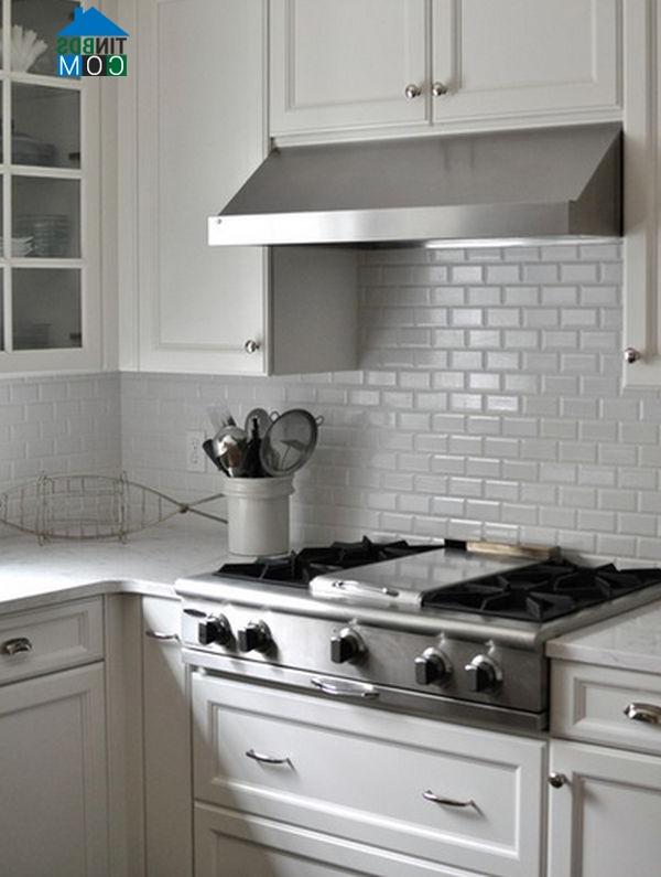 Backsplash màu xám cho căn phòng ấm áp.