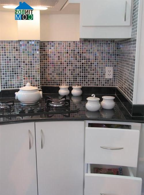 Ảnh Bài trí phòng bếp giúp không gian rộng hơn trong ngày hè