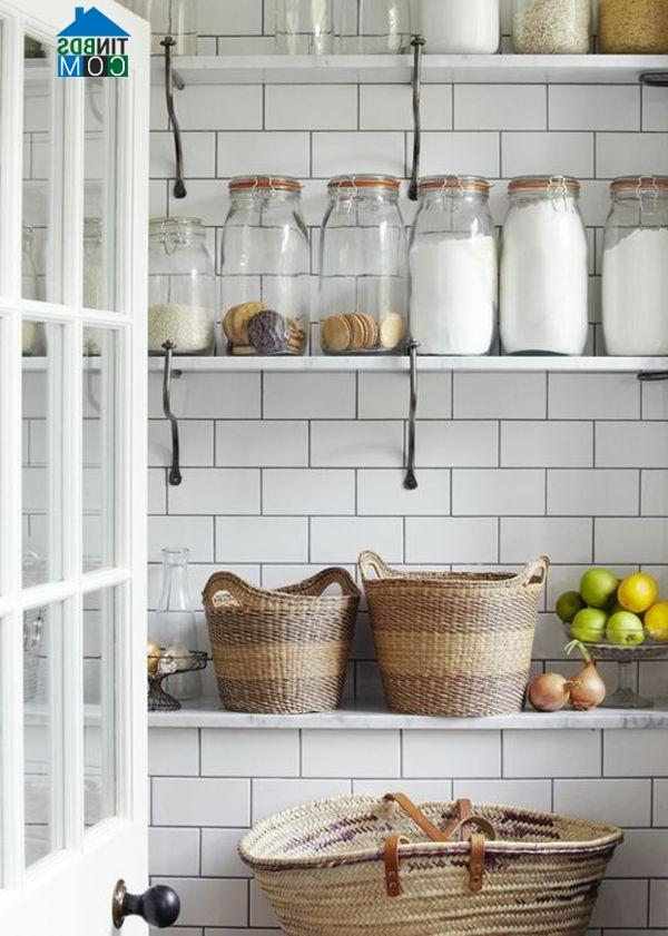 Backsplash màu trắng đơn giản.